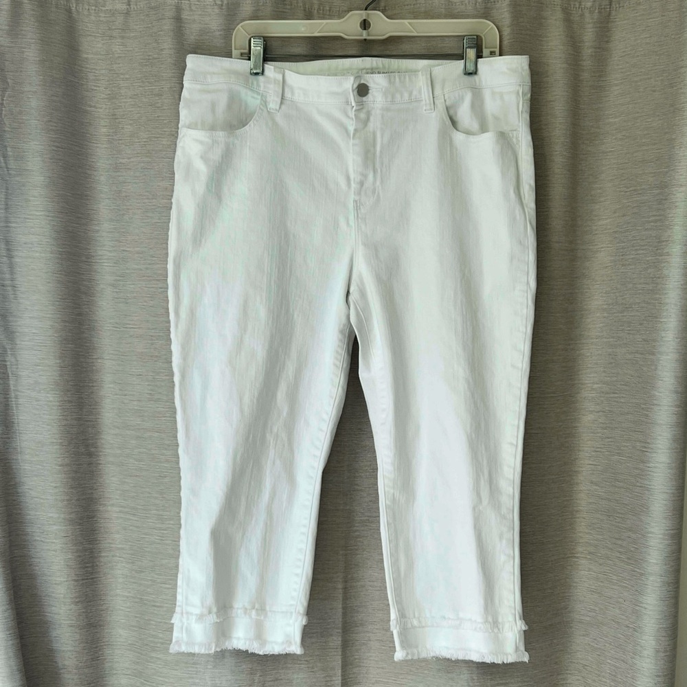 Chico's Perfect Stretch Girlfriend Slimleg Capri